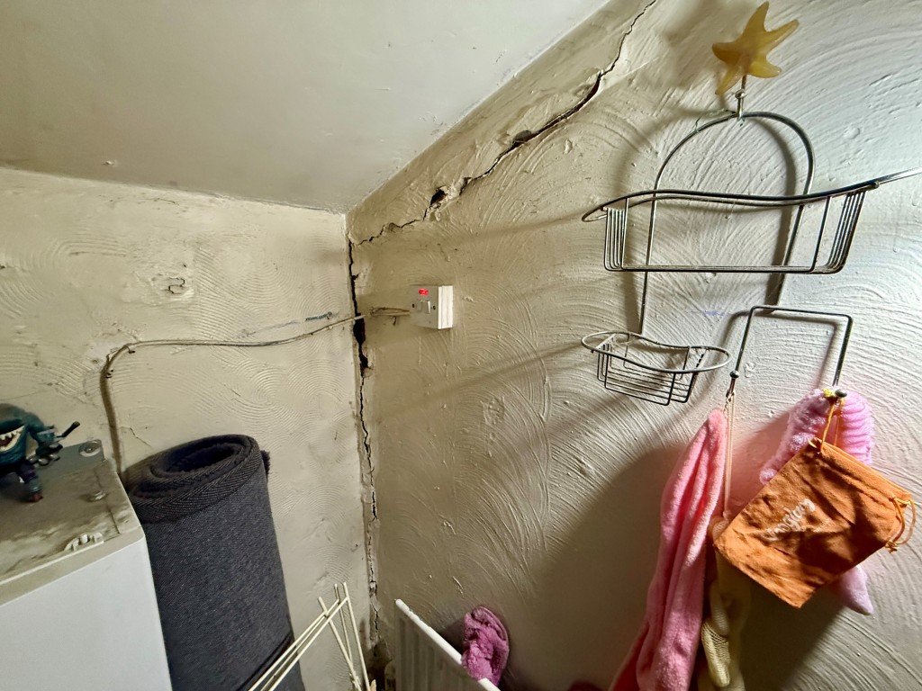 Lot: 151 - MID-TERRACE HOUSE FOR REFURBISHMENT - Crack in bathroom